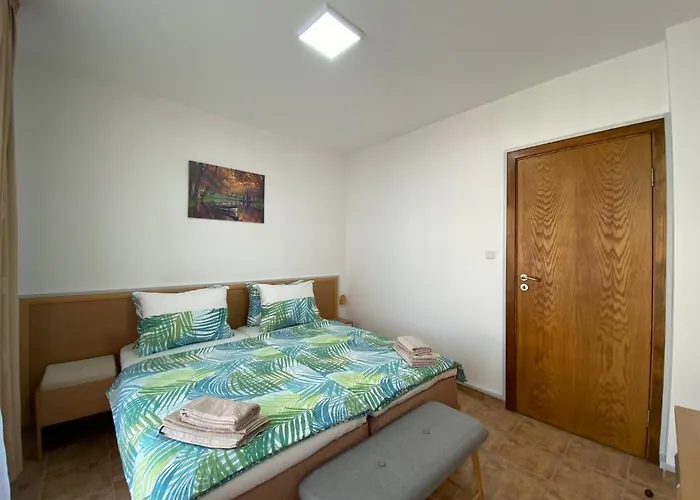 Anita A 25 Pool View Sunny Napospart